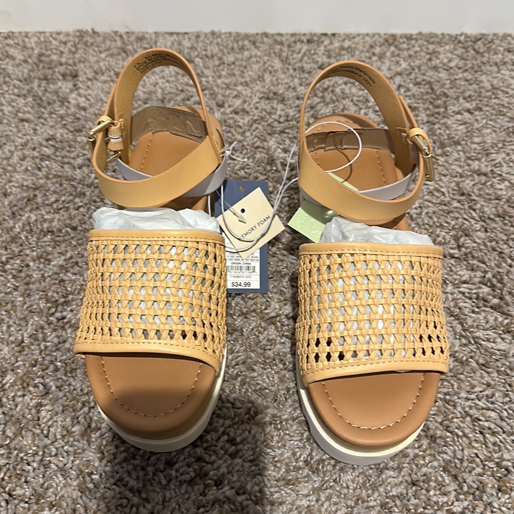 Universal Thread sandals, size 7.5